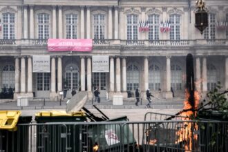 Fransa'da Lise Eylemleri Eğitimi Durdurdu: Ile-de-France Bölgesinde 160 Okul Kapalı