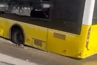 Maltepe'de Yol Çöktü: İETT Otobüsü Çukura Saplandı