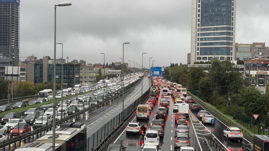 İstanbul'da Akşam Trafiği Kilitlendi: Yoğunluk Yüzde 89'a Ulaştı