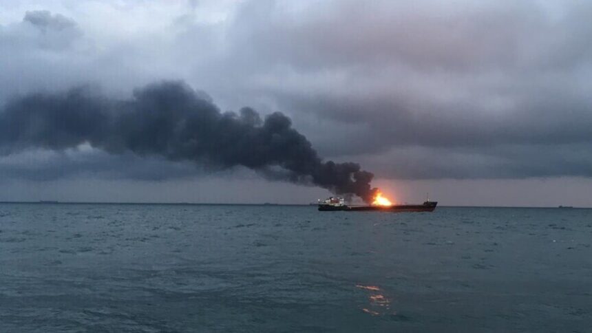 Umman Açıklarında Panama Bandıralı Ticari Gemiye Saldırı: Mürettebat Tahliye Edildi