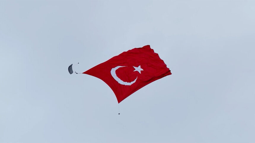 Özel Kuvvetler Komutanlığı'ndan Gökyüzünde Dev Türk Bayrağı Gösterisi
