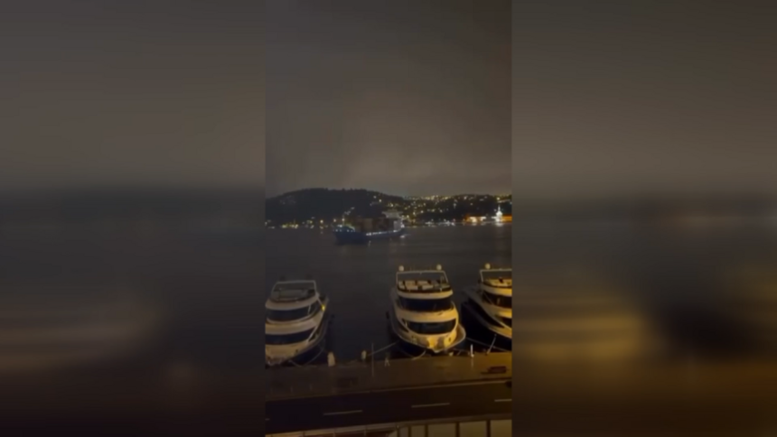 İstanbul Boğazı'nda Tehlike Atlatan Konteyner Gemisi Kurtarıldı
